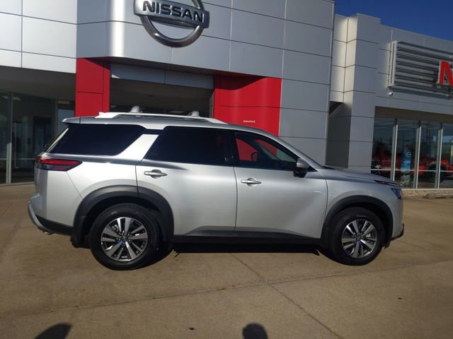 Used 2025 Nissan Pathfinder SL image 2