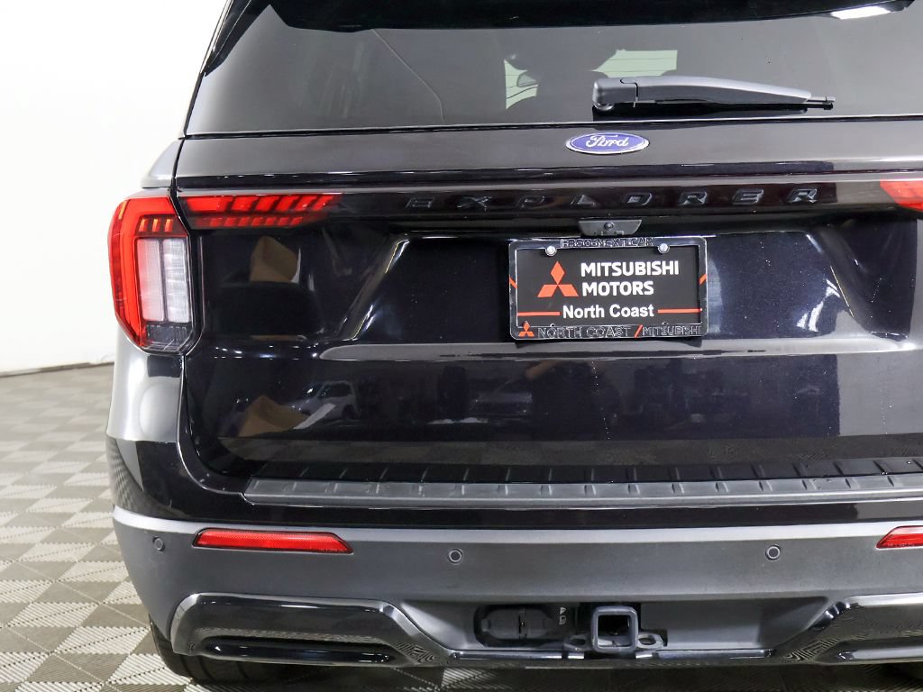 Used 2025 Ford Explorer ST-Line w/ ST-Line Street Pack AWD/4WD image 16