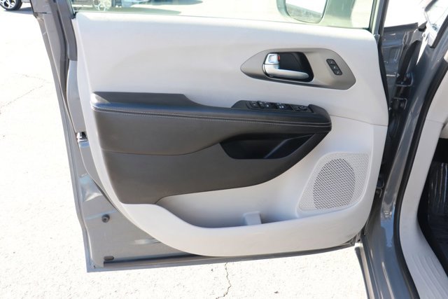 Used 2022 Chrysler Pacifica Touring-L image 8