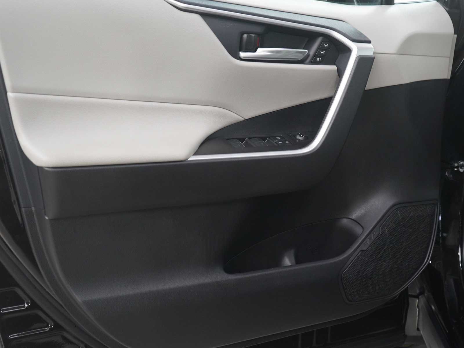 Used 2025 Toyota RAV4 XLE Premium w/ Weather Package AWD/4WD image 19