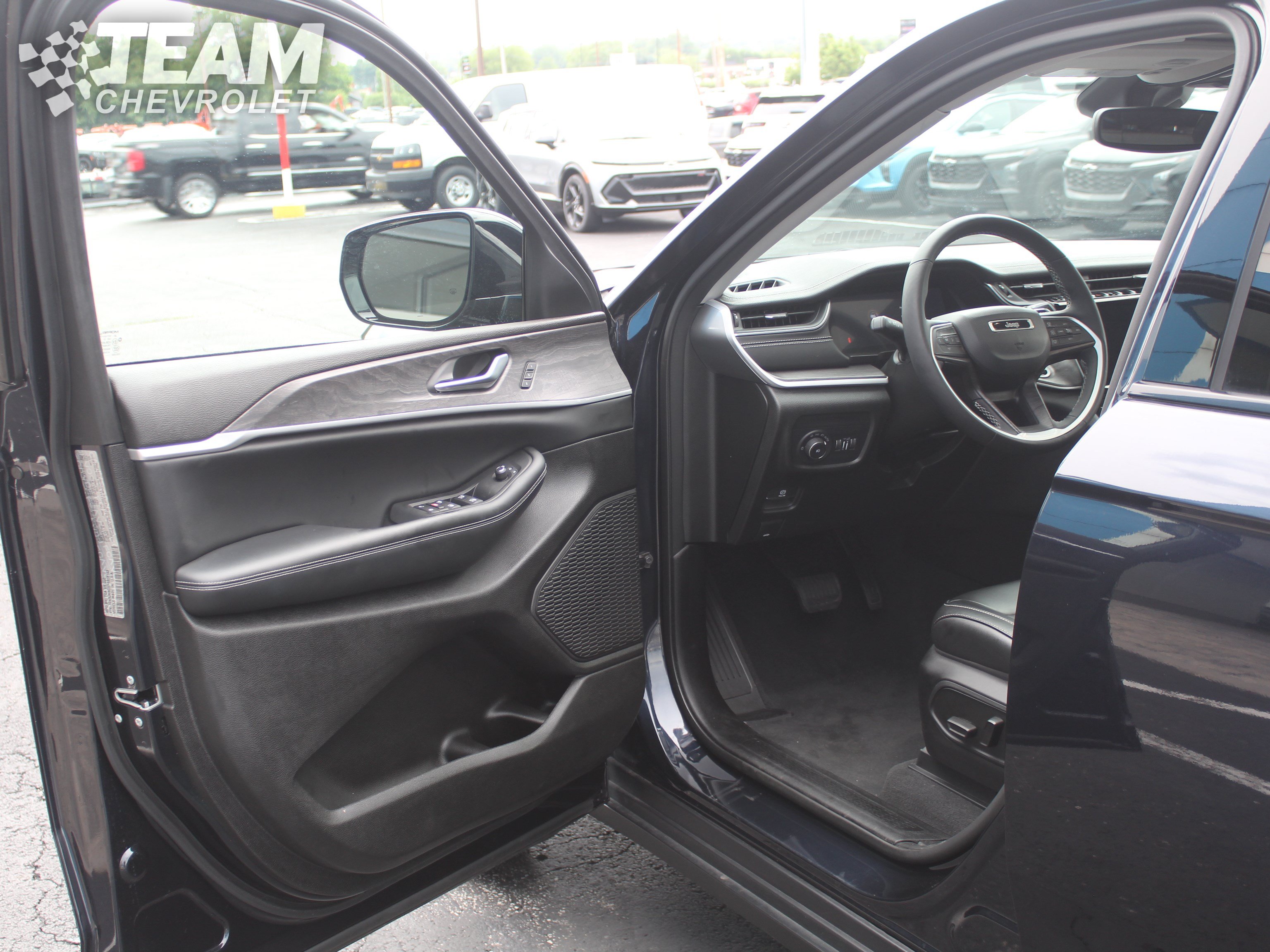 Used 2023 Jeep Grand Cherokee L Limited AWD/4WD image 10