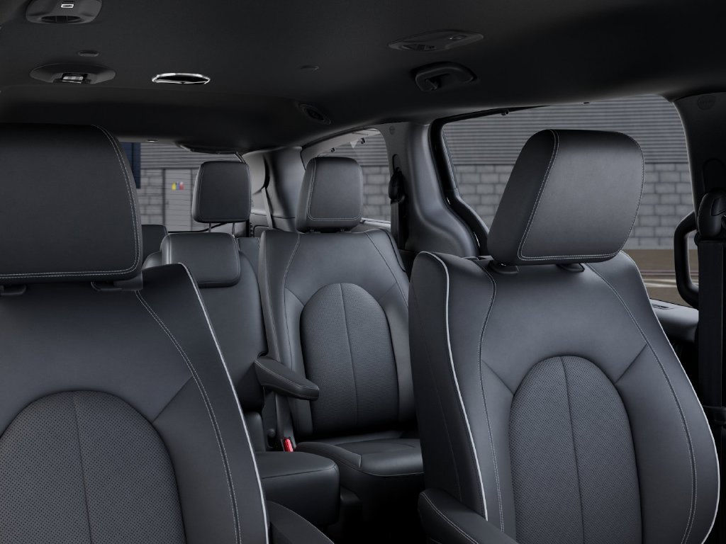 New 2025 Chrysler Pacifica Select w/ Uconnect Theater Family Group FWD image 27