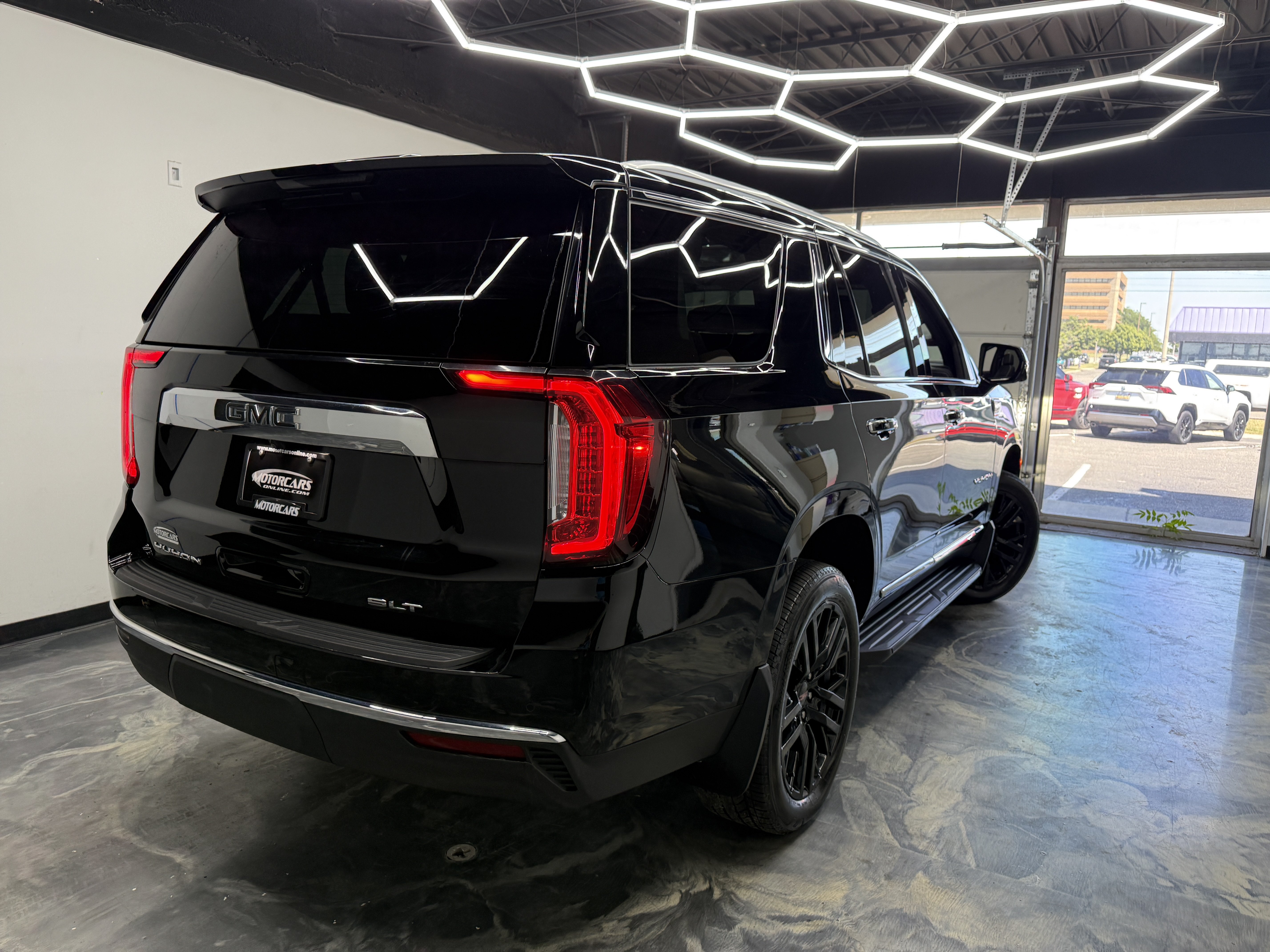 Used 2023 GMC Yukon SLT w/ SLT Premium Package AWD/4WD image 5