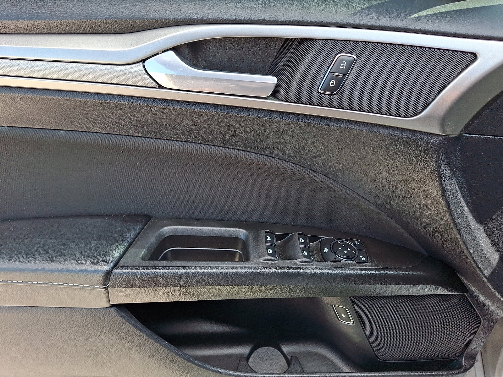 Used 2020 Ford Fusion SE FWD image 15