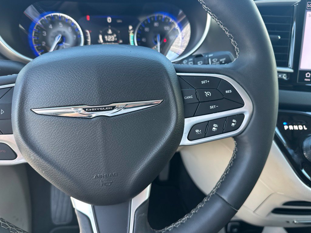Certified 2024 Chrysler Pacifica Touring-L FWD image 17