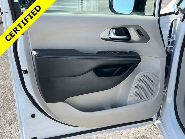 Used 2024 Chrysler Pacifica Touring-L image 19