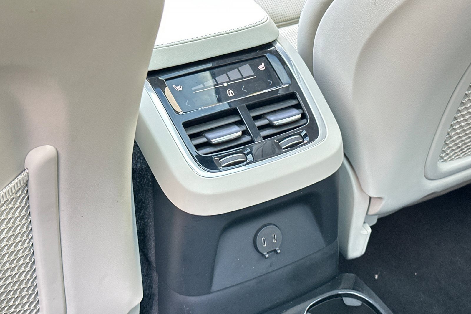 Used 2023 Volvo XC90 T8 Ultimate image 13