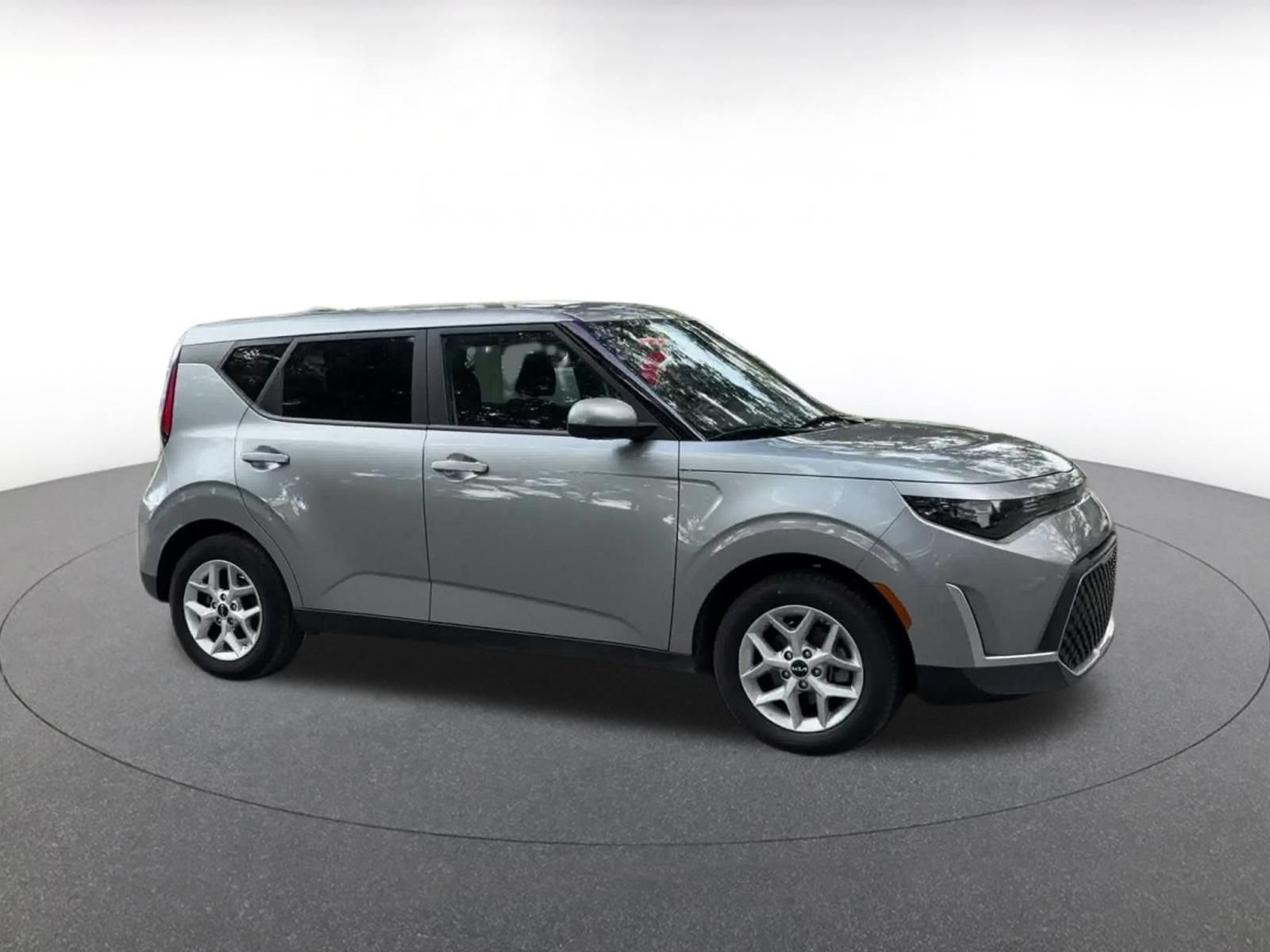 Used 2025 Kia Soul LX w/ LX Technology Package FWD image 2
