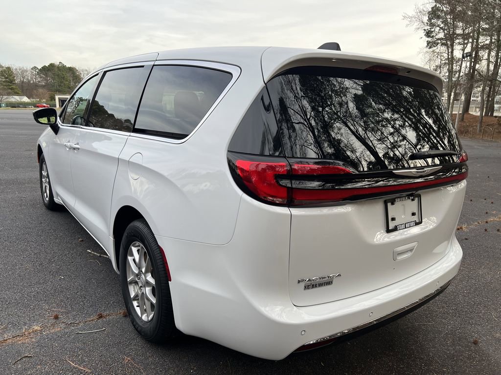 Used 2026 Chrysler Pacifica Select image 5