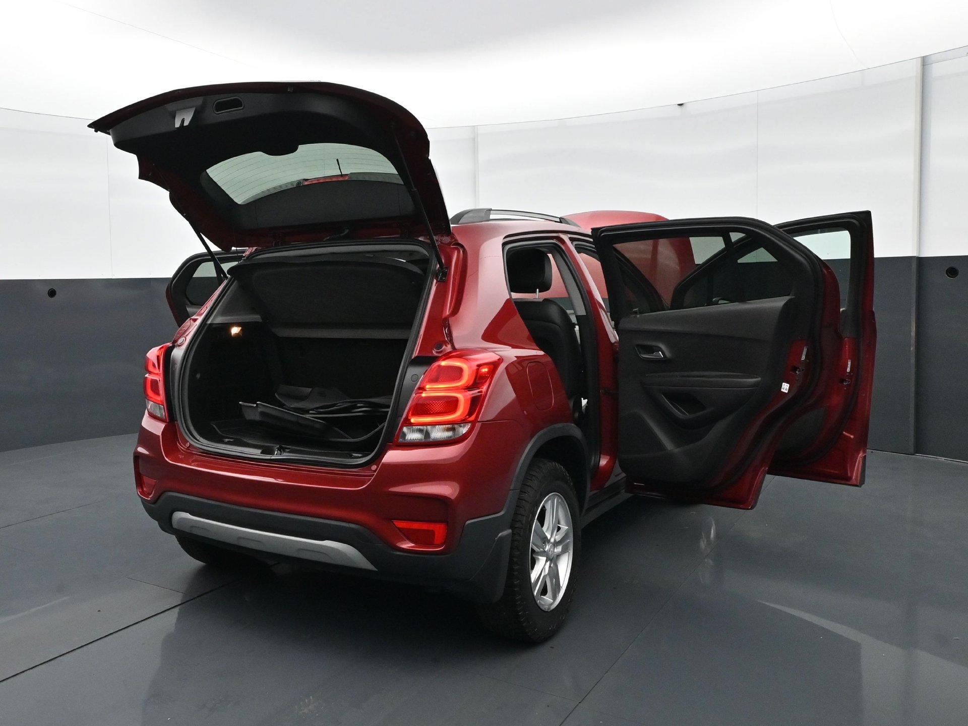 Used 2019 Chevrolet Trax LT w/ Sun & Sound Package AWD/4WD image 34