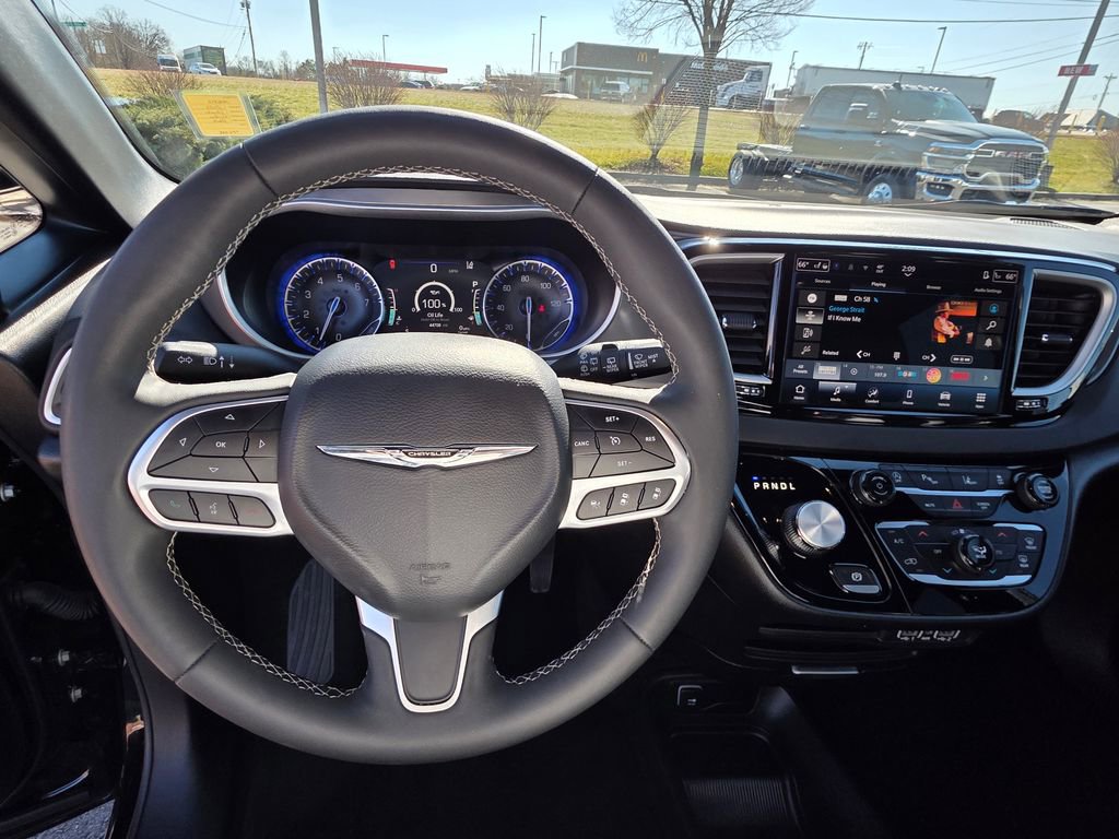 Used 2025 Chrysler Pacifica Select image 14