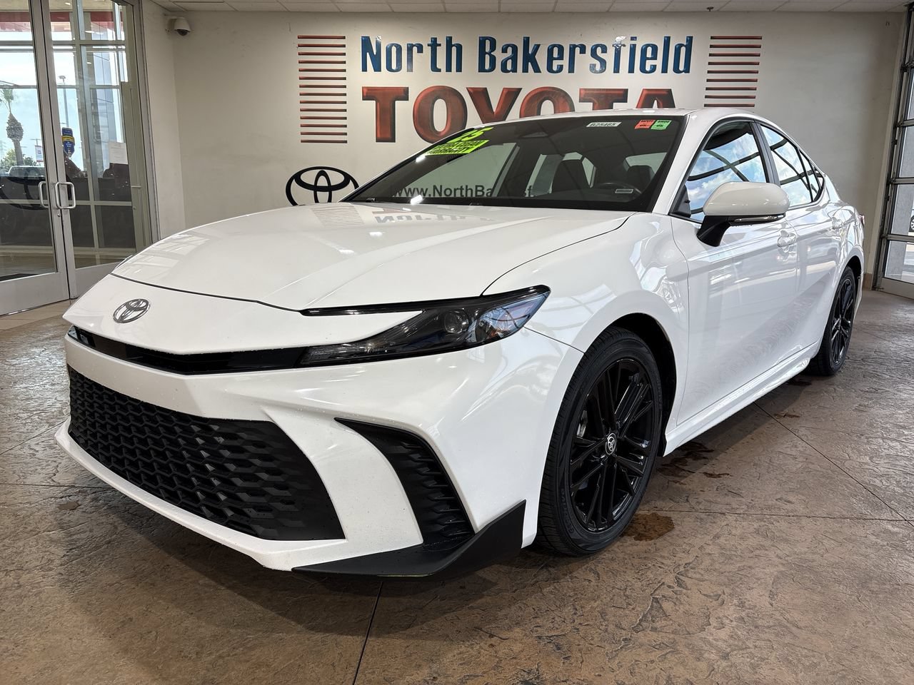 Used 2025 Toyota Camry SE FWD image 6