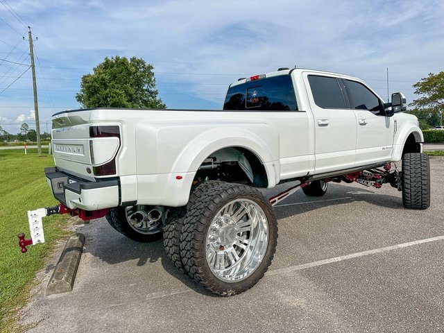 Used 2022 Ford F450 Platinum w/ FX4 Off-Road Package image 2