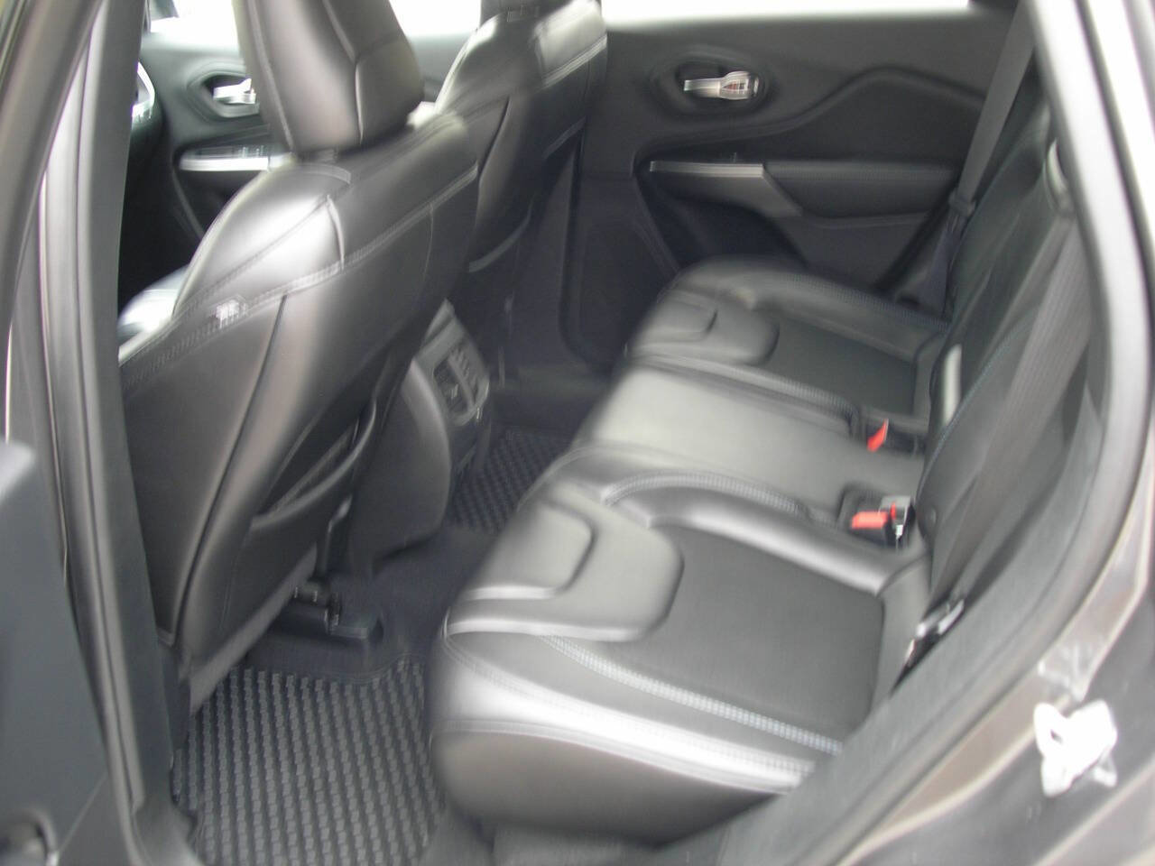 Used 2019 Jeep Cherokee Latitude Plus w/ Cold Weather Group image 4