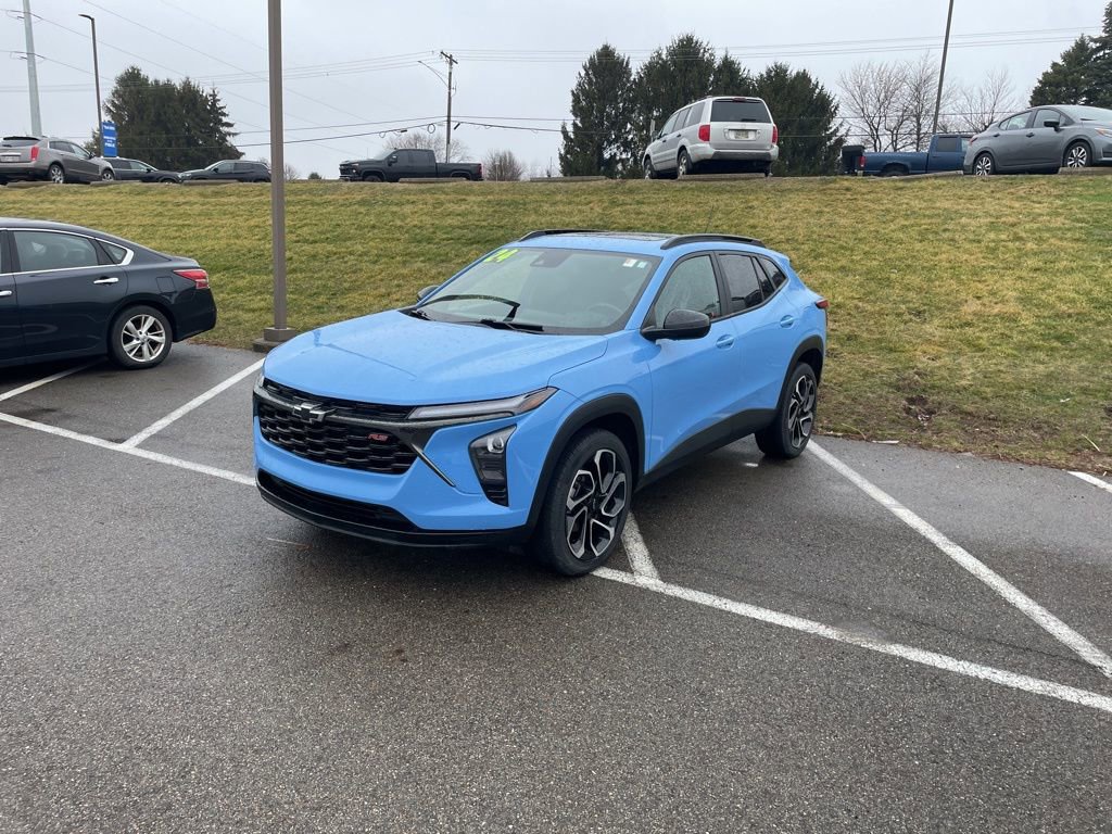 Used 2024 Chevrolet Trax RS w/ Sunroof Package image 2