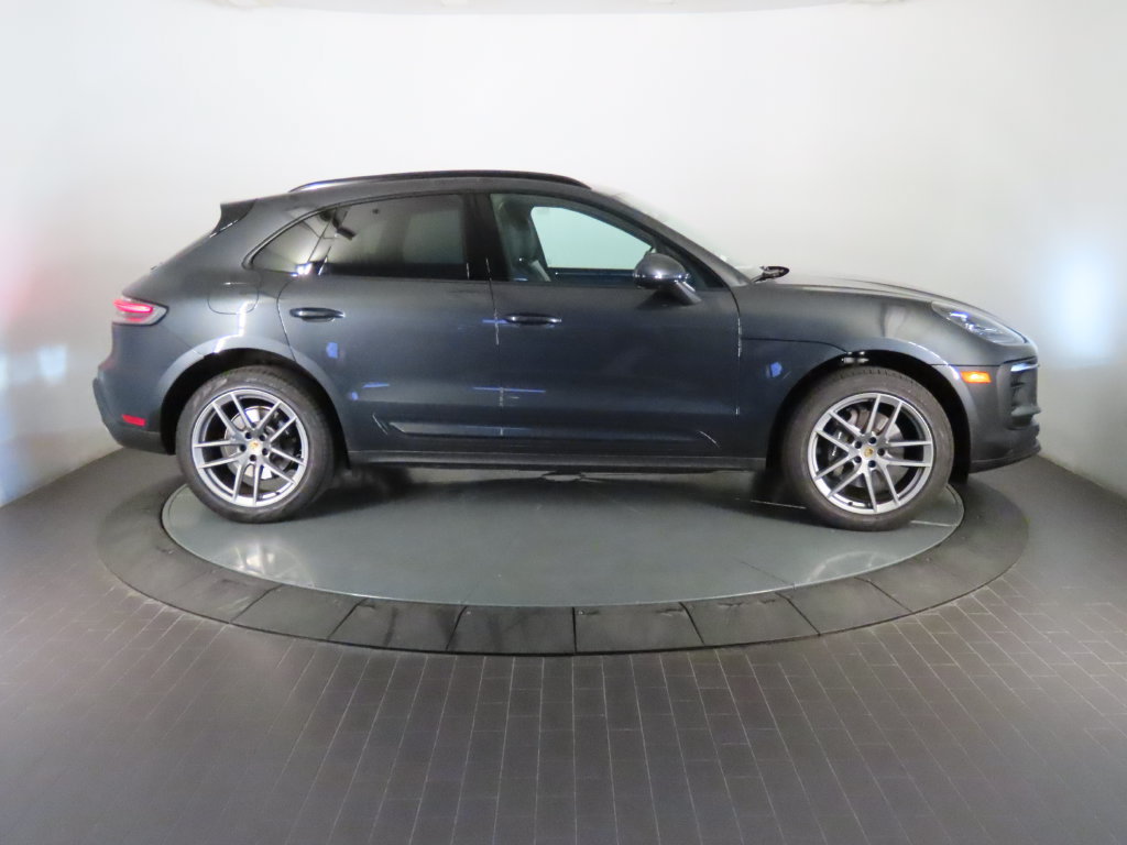 Certified 2025 Porsche Macan AWD/4WD image 8
