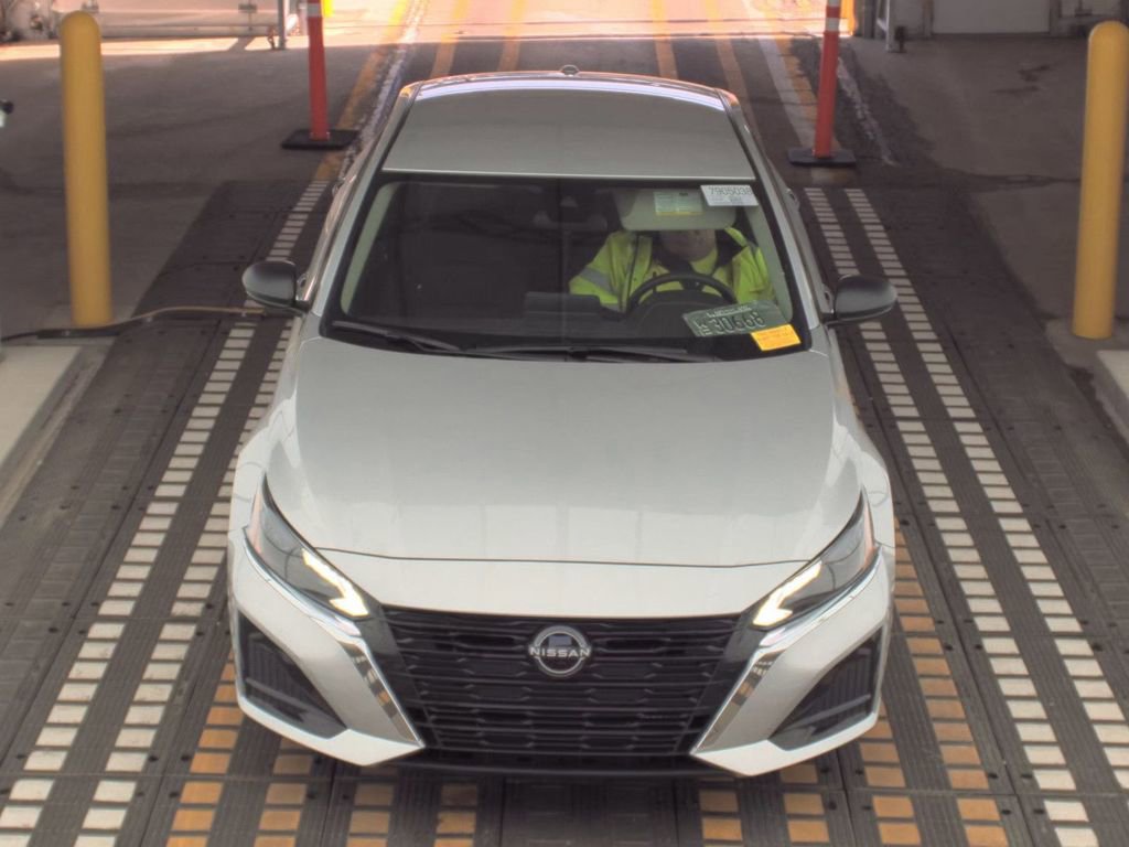 Used 2024 Nissan Altima 2.5 SV image 2