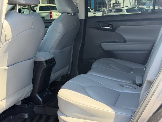 Used 2022 Toyota Highlander XLE FWD image 19