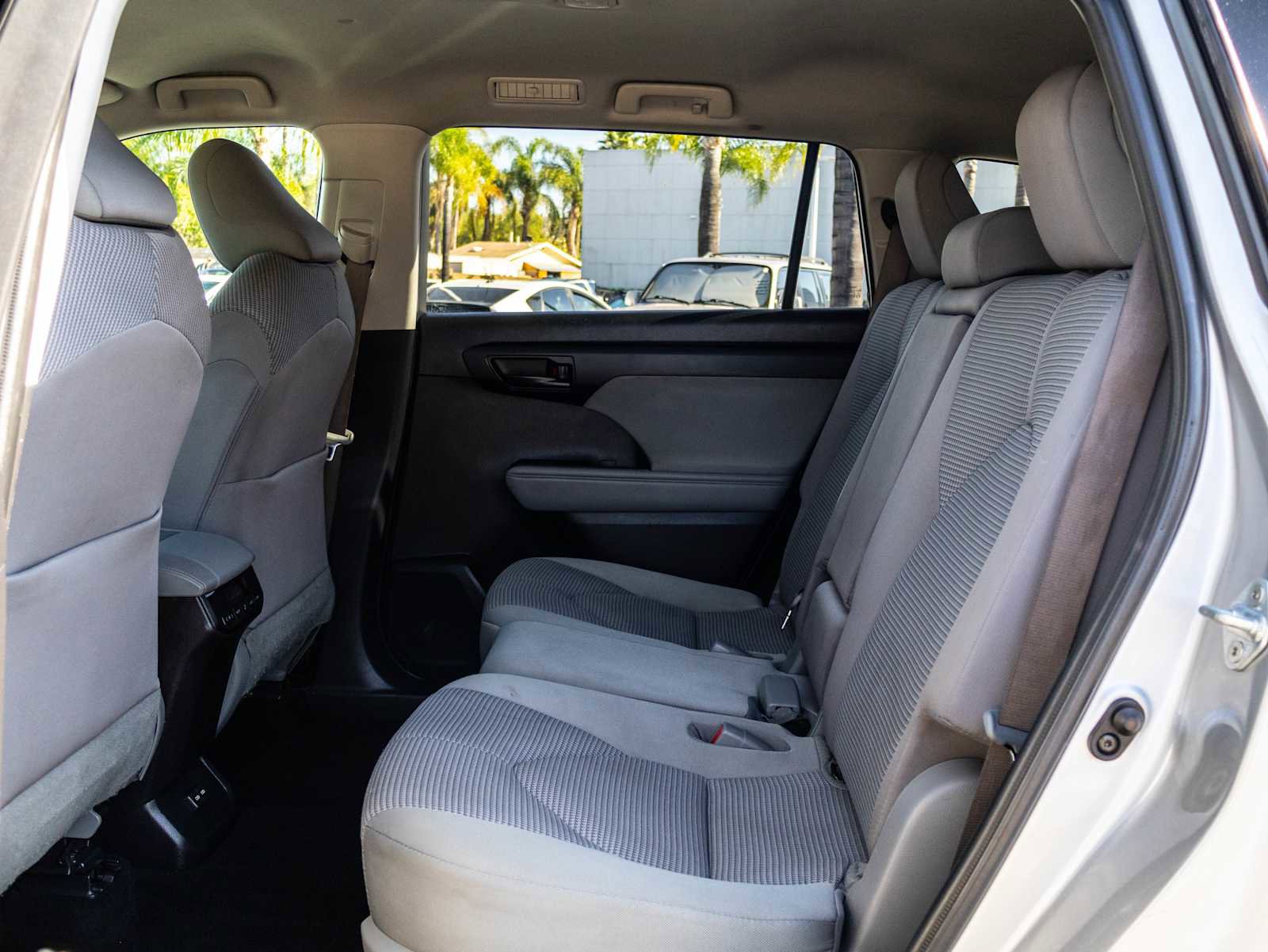 Used 2022 Toyota Highlander LE FWD image 16