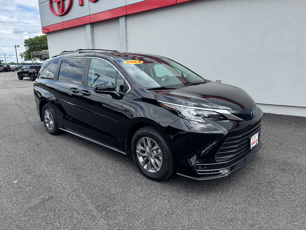 Used 2024 Toyota Sienna LE AWD/4WD image 4