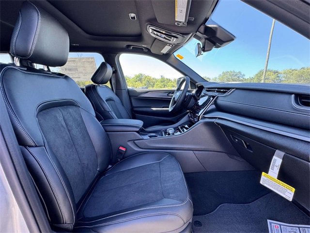 New 2025 Jeep Grand Cherokee L Altitude image 14