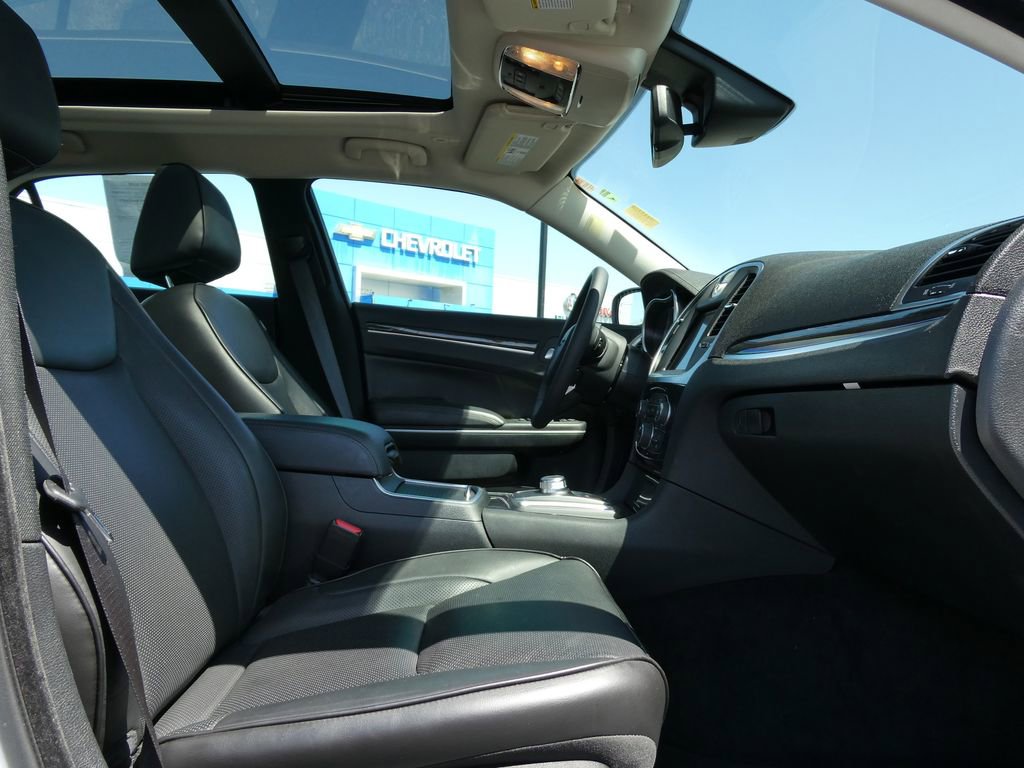 Used 2023 Chrysler 300 Touring L w/ Popular Equipment Group RWD image 13