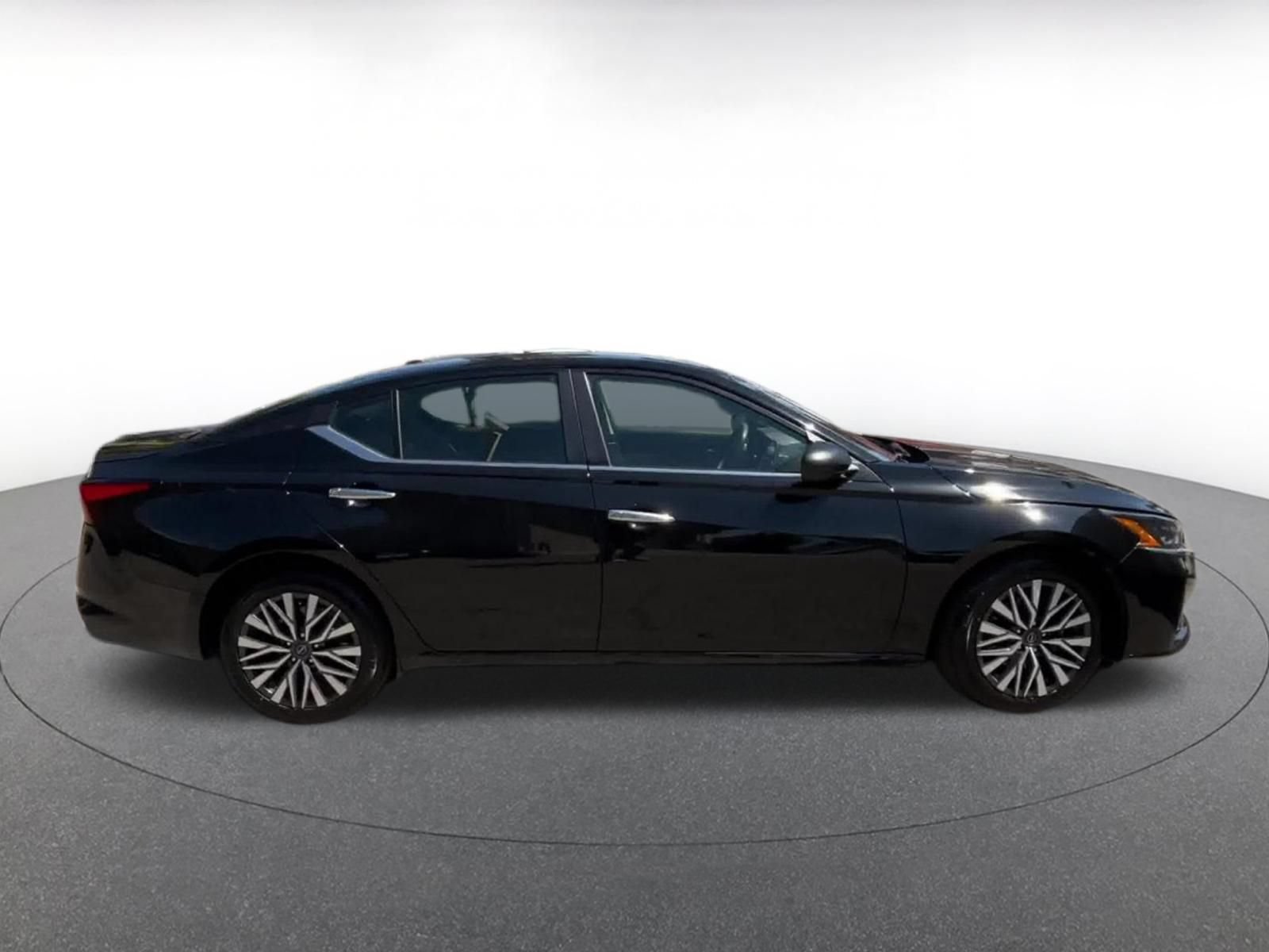 Used 2025 Nissan Altima 2.5 SV FWD image 15