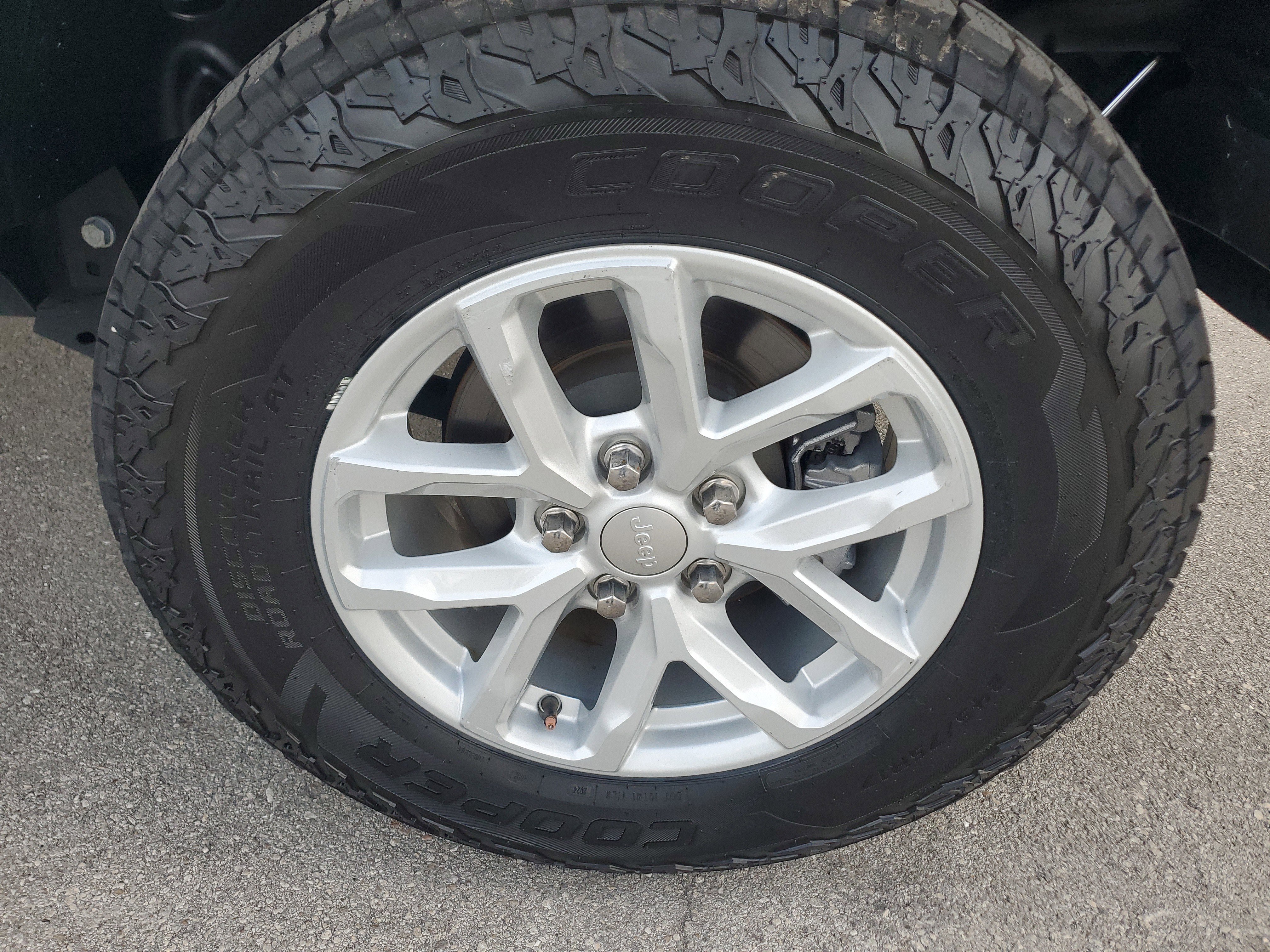 Used 2023 Jeep Wrangler Sport image 29