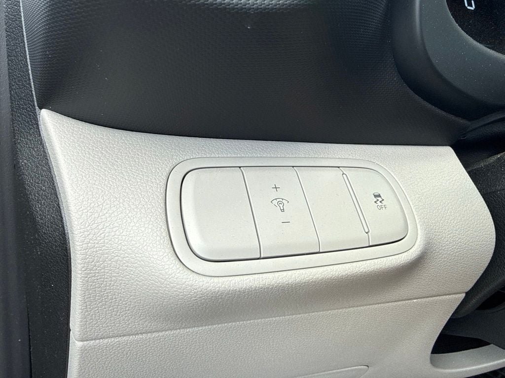 Used 2025 Hyundai Venue SEL FWD image 12