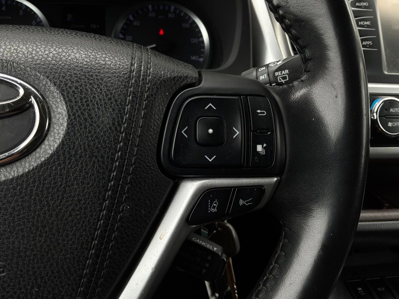 Used 2017 Toyota Highlander Plus FWD image 32