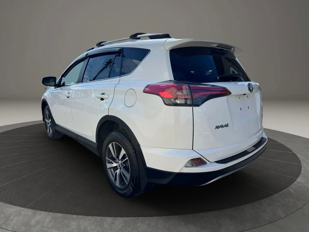 Used 2018 Toyota RAV4 XLE AWD/4WD image 3