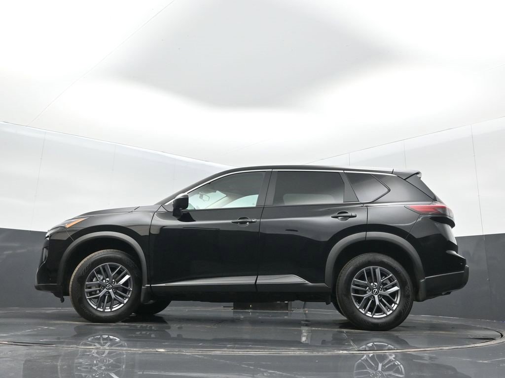 Used 2025 Nissan Rogue S image 32