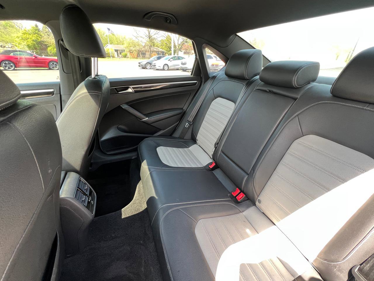 Used 2018 Volkswagen Passat 3.6 FWD image 30