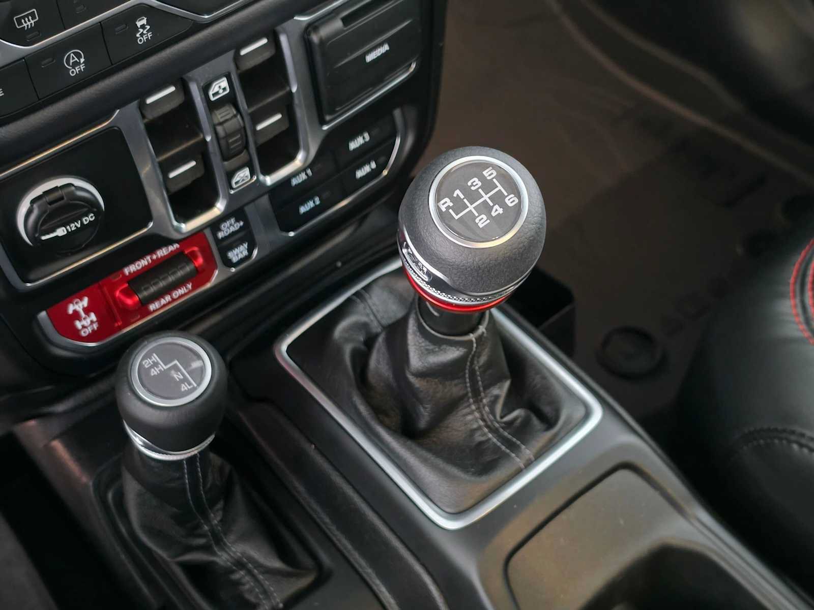 Used 2025 Jeep Wrangler Unlimited Rubicon AWD/4WD image 32
