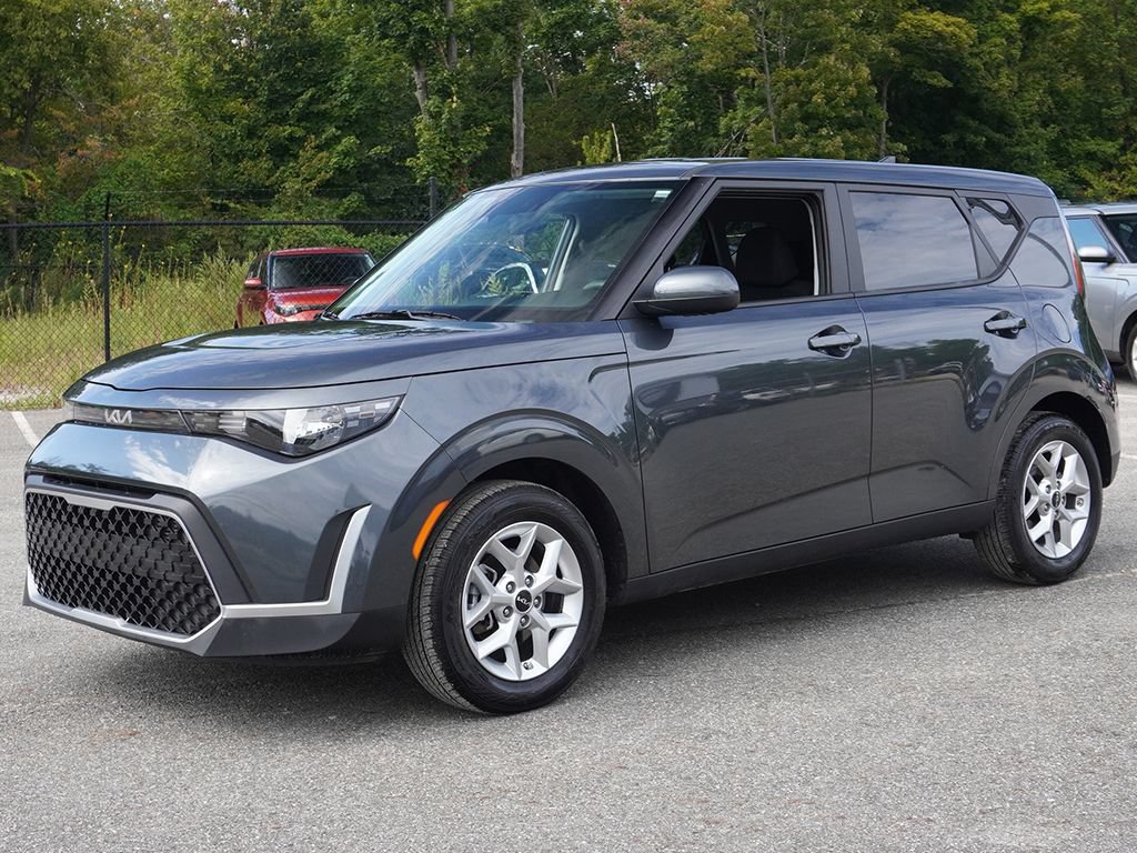 Used 2025 Kia Soul LX w/ LX Technology Package FWD image 3
