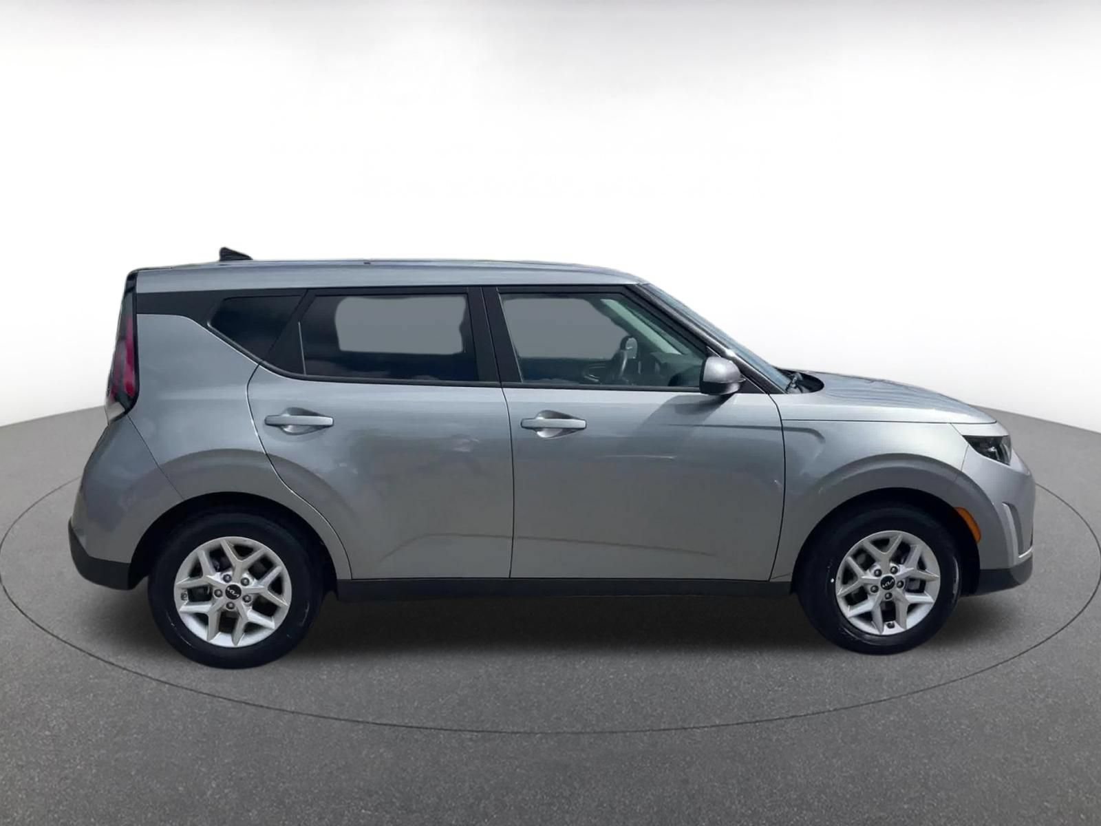 Used 2025 Kia Soul LX w/ LX Technology Package FWD image 16
