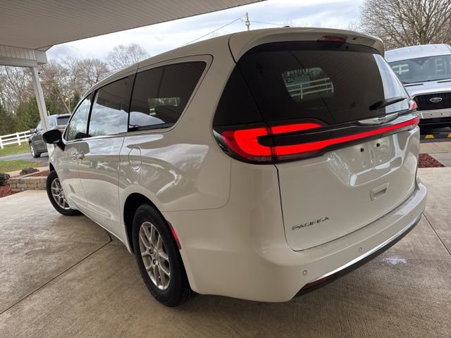 Used 2025 Chrysler Pacifica Select FWD image 10