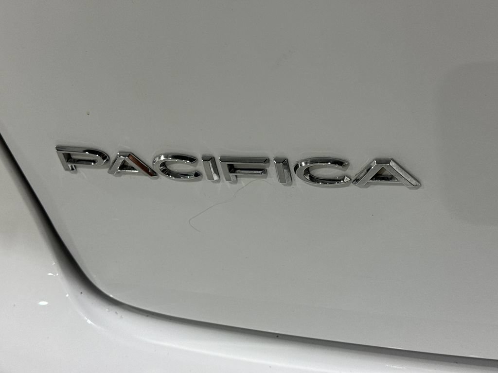 Used 2024 Chrysler Pacifica Limited FWD image 32