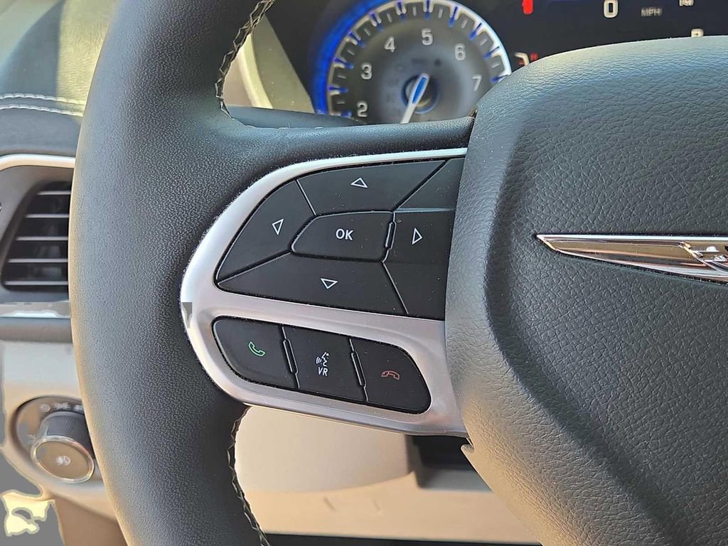 Used 2022 Chrysler Pacifica Touring-L FWD image 23