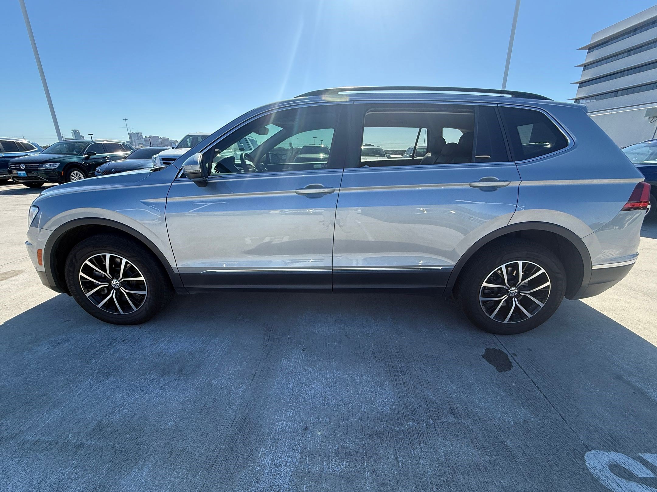 Used 2021 Volkswagen Tiguan SE image 2