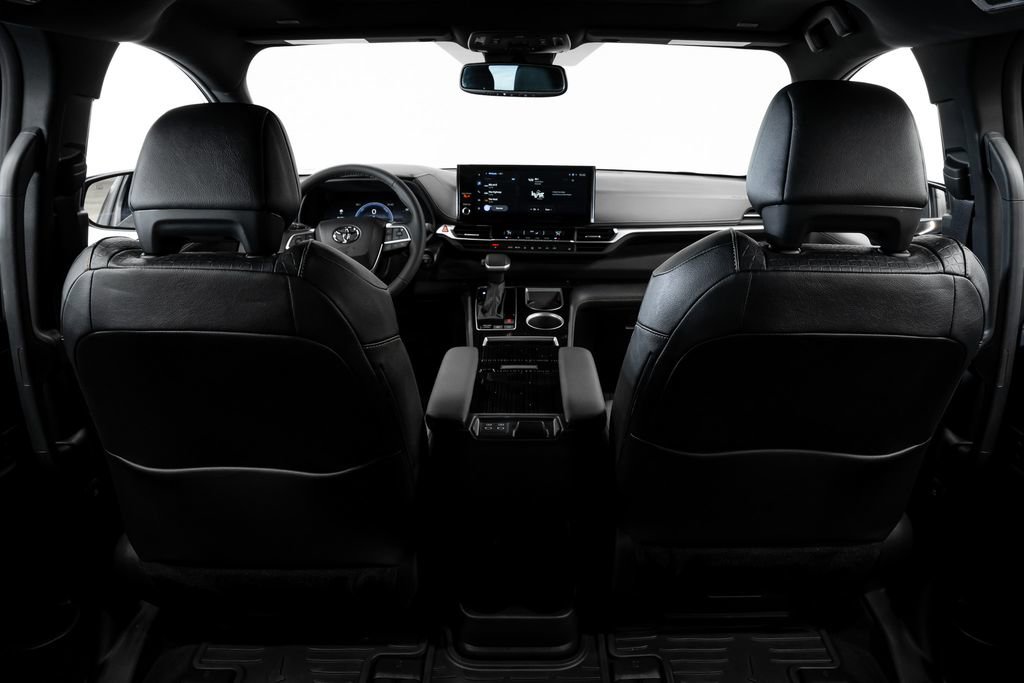 Used 2025 Toyota Sienna XLE Woodland Edition image 22