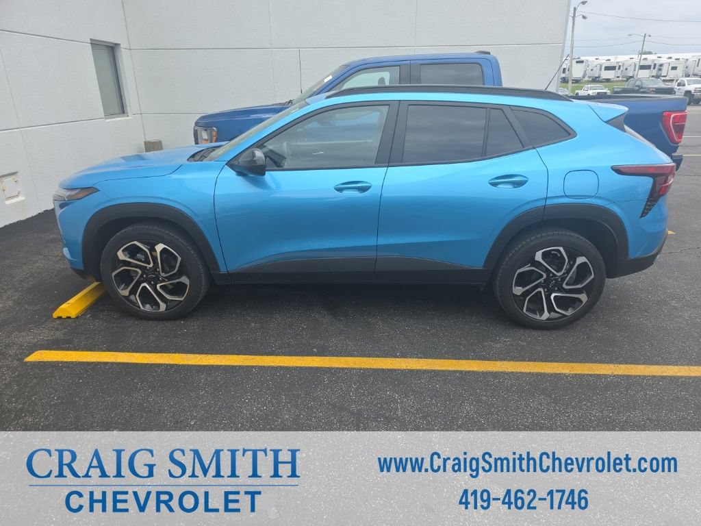 Used 2025 Chevrolet Trax RS w/ Driver Confidence Package FWD image 3