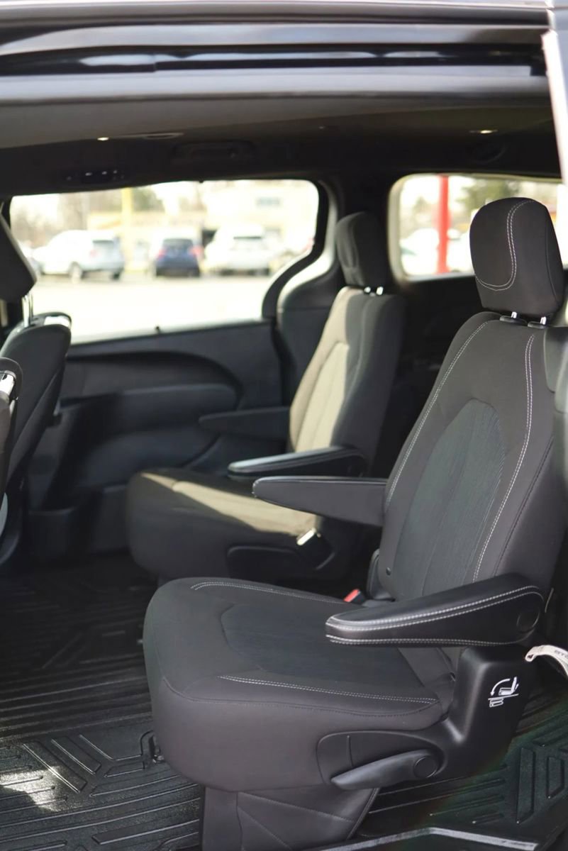 Used 2021 Chrysler Pacifica Touring w/ Uconnect Theater Family Group image 34