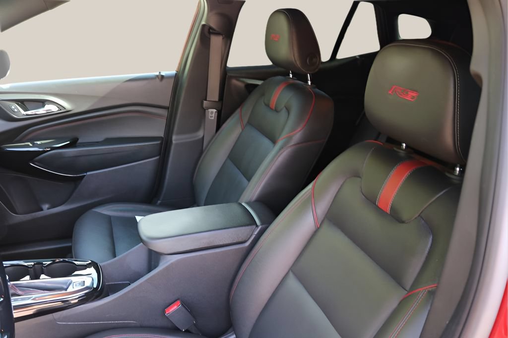 Used 2025 Chevrolet Trax RS FWD image 12