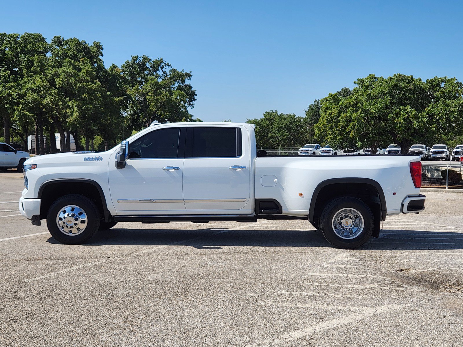 Used 2025 Chevrolet Silverado 3500 High Country w/ Technology Package AWD/4WD image 3