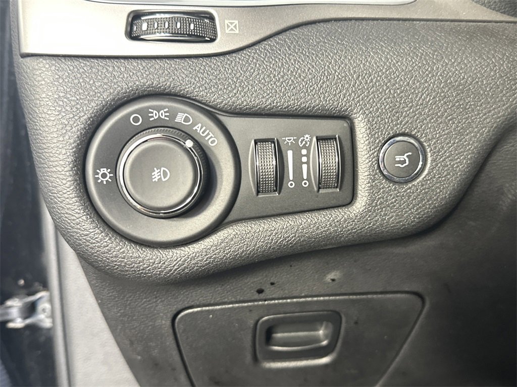 Used 2019 Jeep Cherokee High Altitude image 18