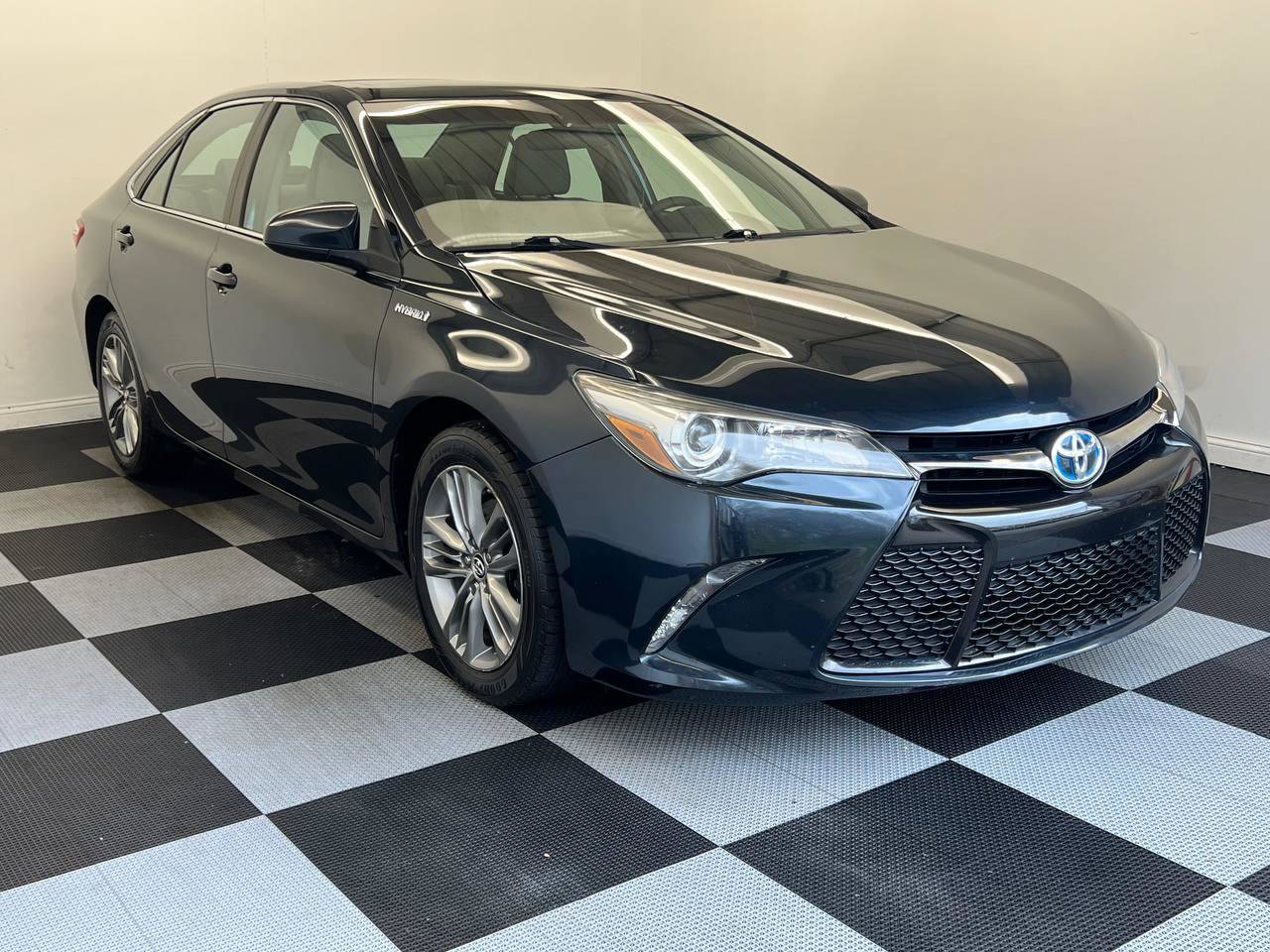 Used 2015 Toyota Camry SE w/ Moonroof Package FWD image 3