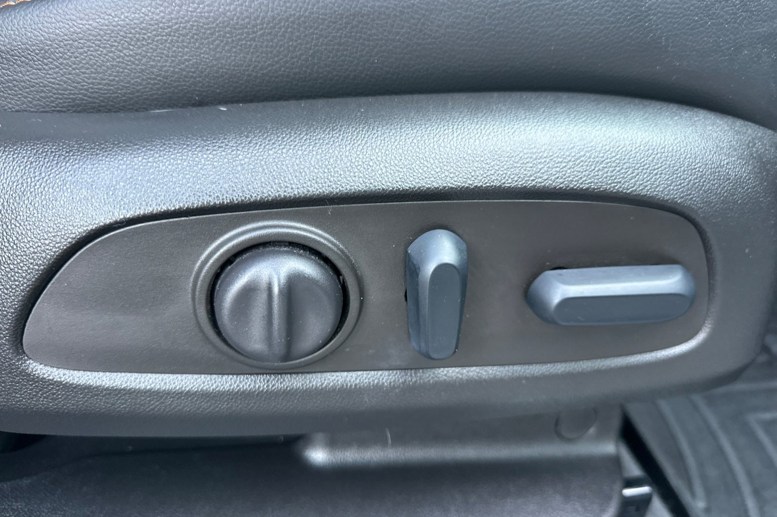 Used 2022 GMC Acadia AT4 w/ Technology Package image 24