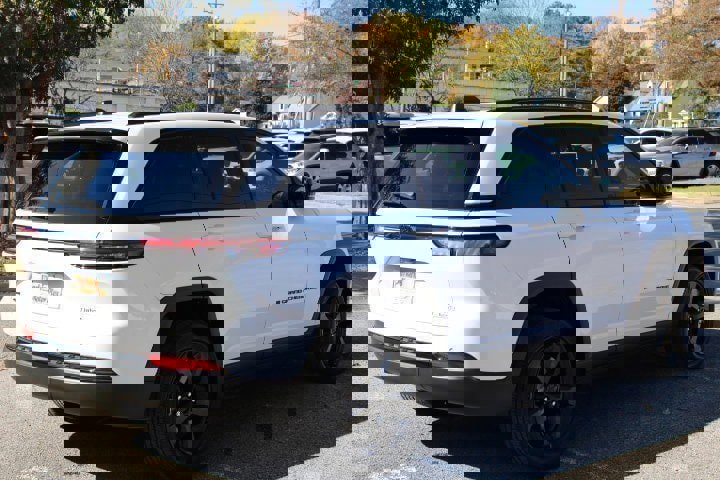 Used 2023 Jeep Grand Cherokee Altitude image 7