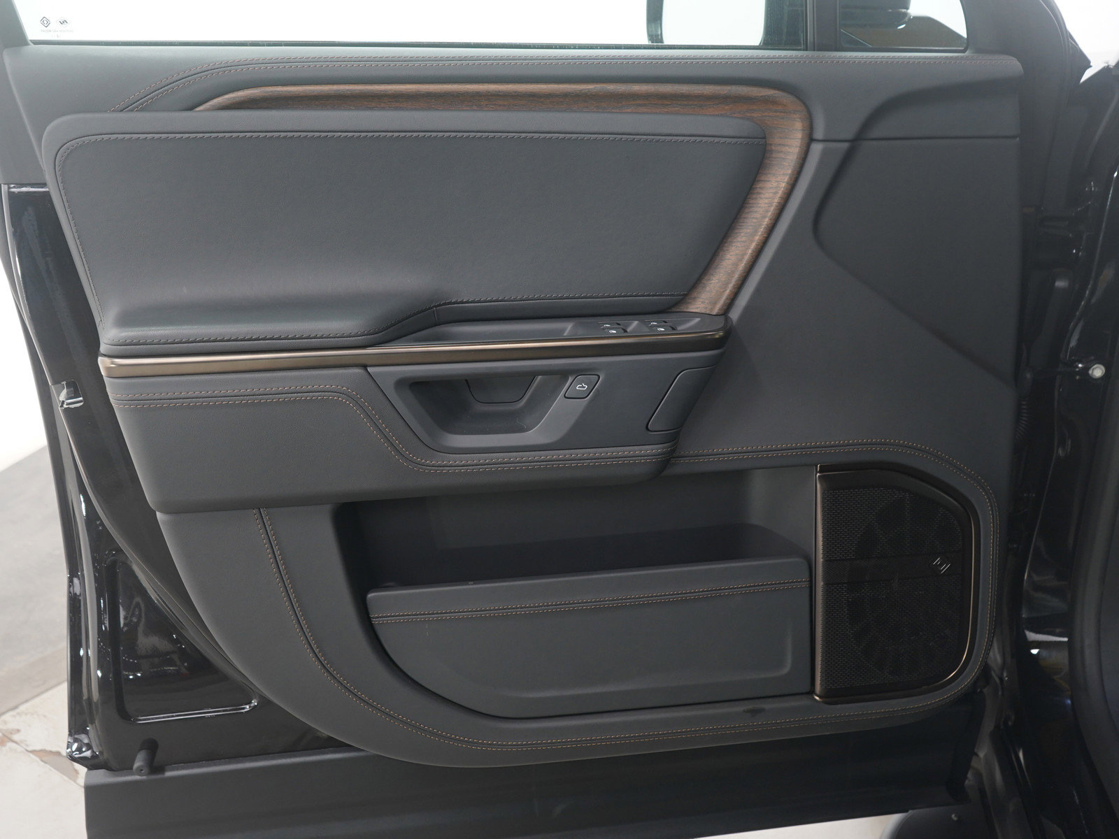 Used 2025 Rivian R1S Premium image 22